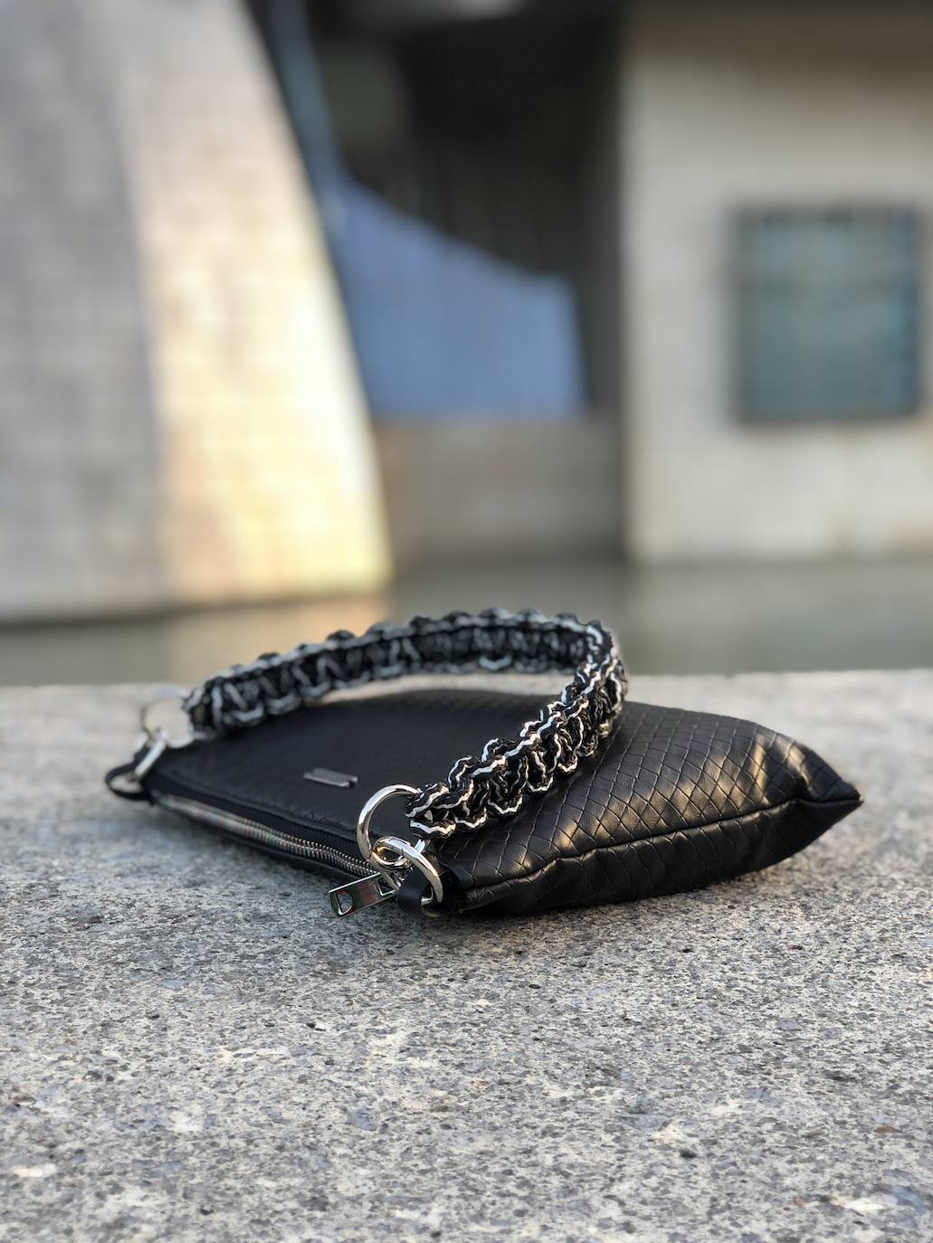 Fotos: Los bolsos que van a triunfar este invierno son de pelo y llegan desde Ondarroa