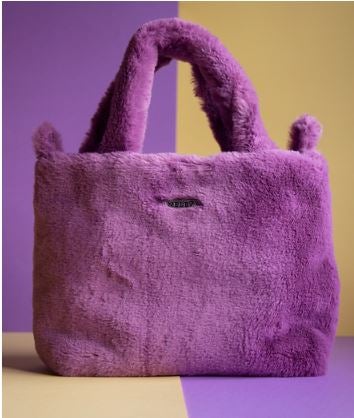 Fotos: Los bolsos que van a triunfar este invierno son de pelo y llegan desde Ondarroa