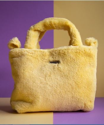 Fotos: Los bolsos que van a triunfar este invierno son de pelo y llegan desde Ondarroa