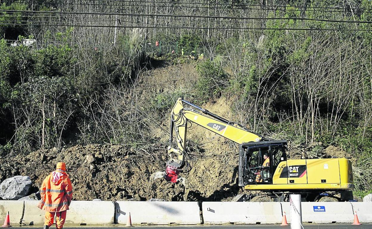 Una excavadora trabaja en el terraplén poco después de venirse abajo el 4 de enero pasado.