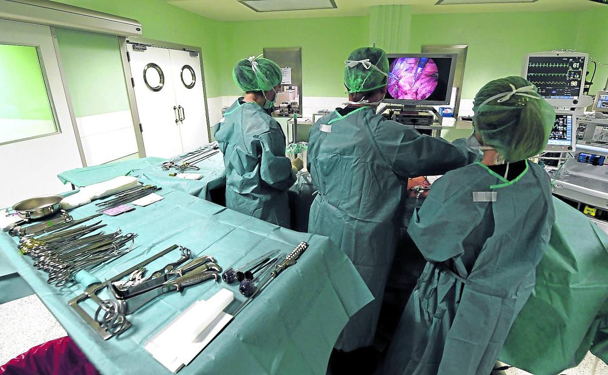 Un equipo médico realiza un trasplante en un quirófano del hospital de Cruces. 