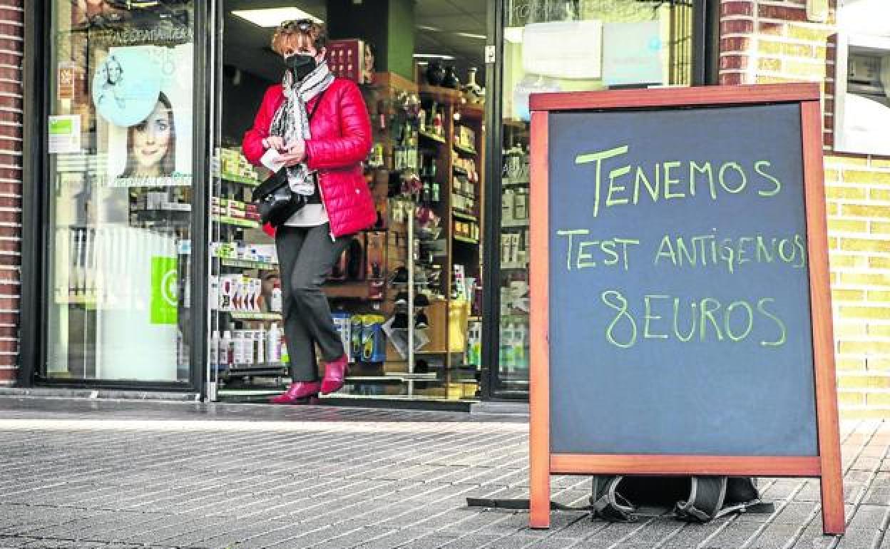 El incremento del precio de los tests de antígenos ya se hace notar en Vitoria con carteles como el de esta farmacia de Ariznabarra. 