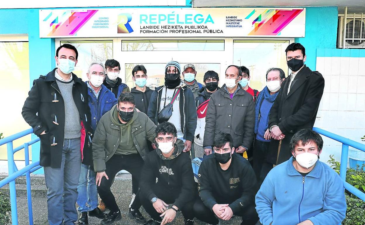 Mikel Torres junto a los alumnos del instituto de FP Repélaga. 