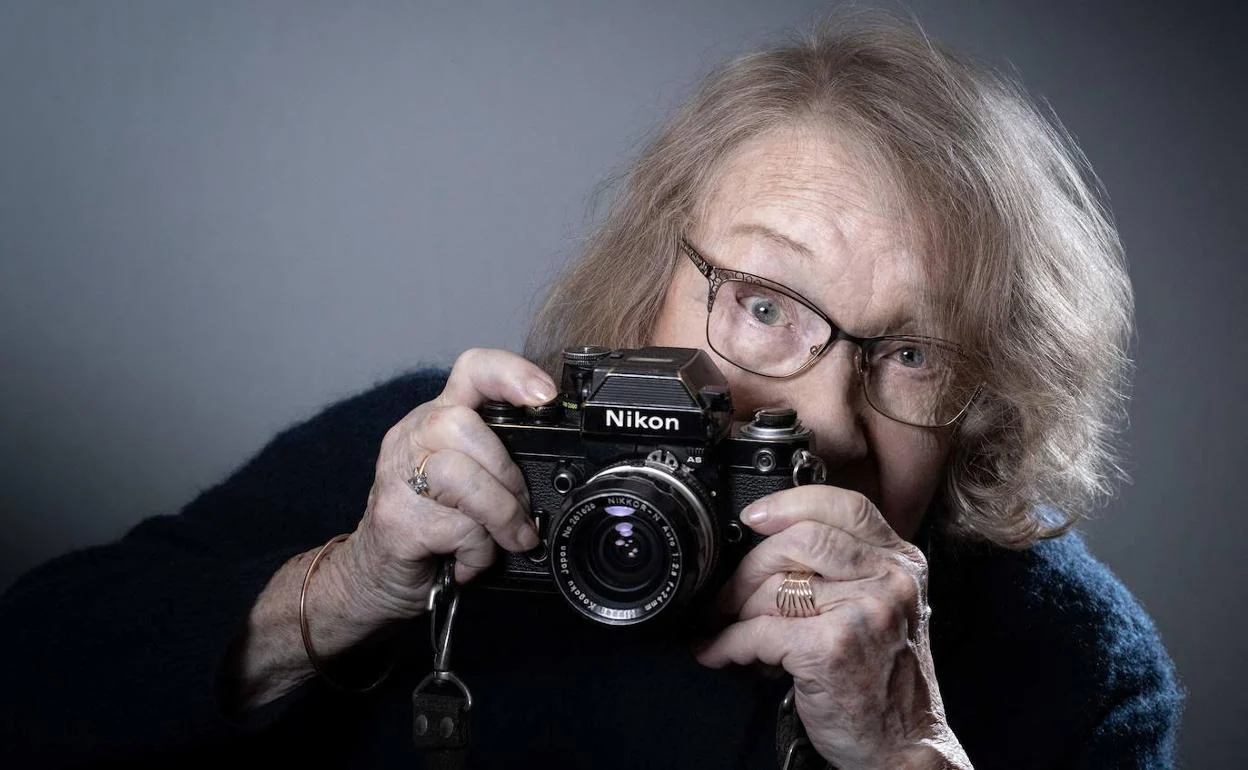 La fotógrafa franco-suiza Sabine Weiss, fallecida en París a los 97 años.