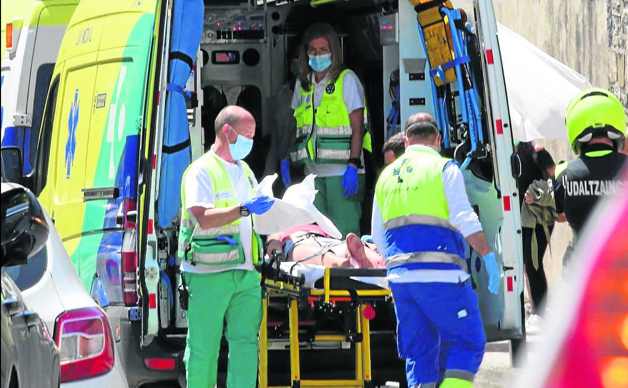 Momento en que la agredida fue introducida en una ambulancia. 