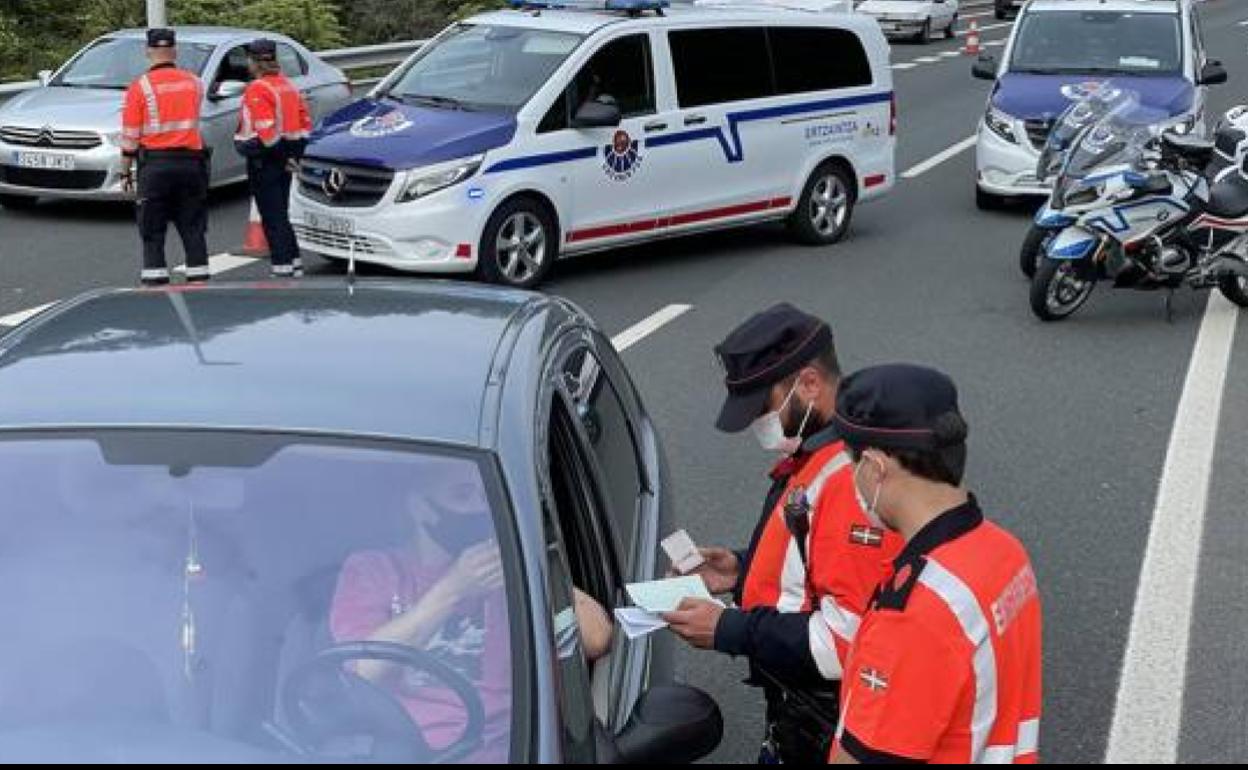 La Ertzaintza suspende los controles preventivos de alcoholemia por la escalada de contagios