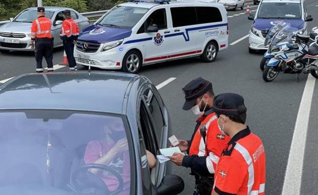 La Ertzaintza suspende los controles preventivos de alcoholemia por la escalada de contagios