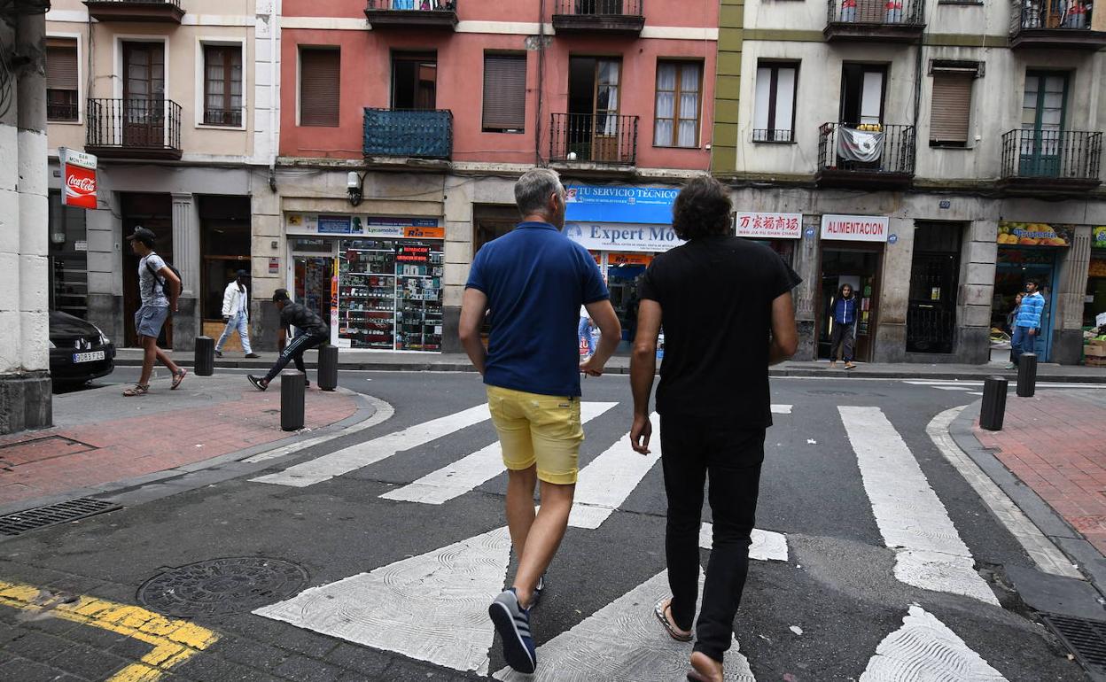 Vecinos pasean por las inmediaciones de la calle San Francisco de Bilbao