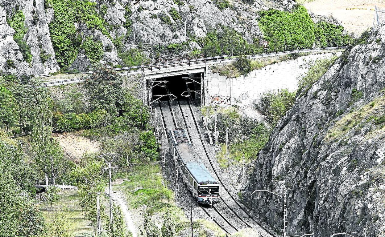 El desfiladero de Pancorbo, que ya atraviesa la autopista N-1 y la línea ferroviaria convencional, es uno de los puntos críticos del trazado. 