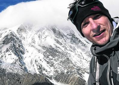 Imagen secundaria 1 - Arriba, Jost Kobusch escala un tramo técnico en el Everest en un intento anterior. Abajo, David Göettler. El alemán se fotografía ante la colosal pared de Rupal. A la derecha, Grace Tseng. La taiwanesa, en la cima del Kangchenjunga el pasado otoño. 