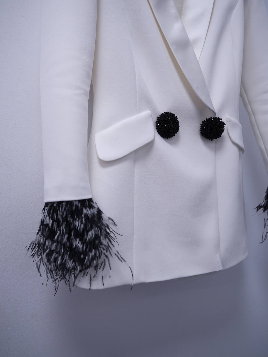 Fotos: Ana Urrutia con esmoquin y Ane Ibarzabal con &#039;body&#039;: sus diseños vizcaínos en las campanadas de ETB2