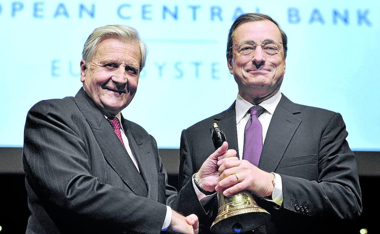 Jean-Claude Trichet entrega a Mario Draghi en noviembre de 2011 el mando del Banco Central Europeo.
