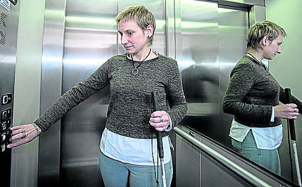 Joana Castaño utiliza el bastón en la calle, pero en casa no lo necesita para nada. 