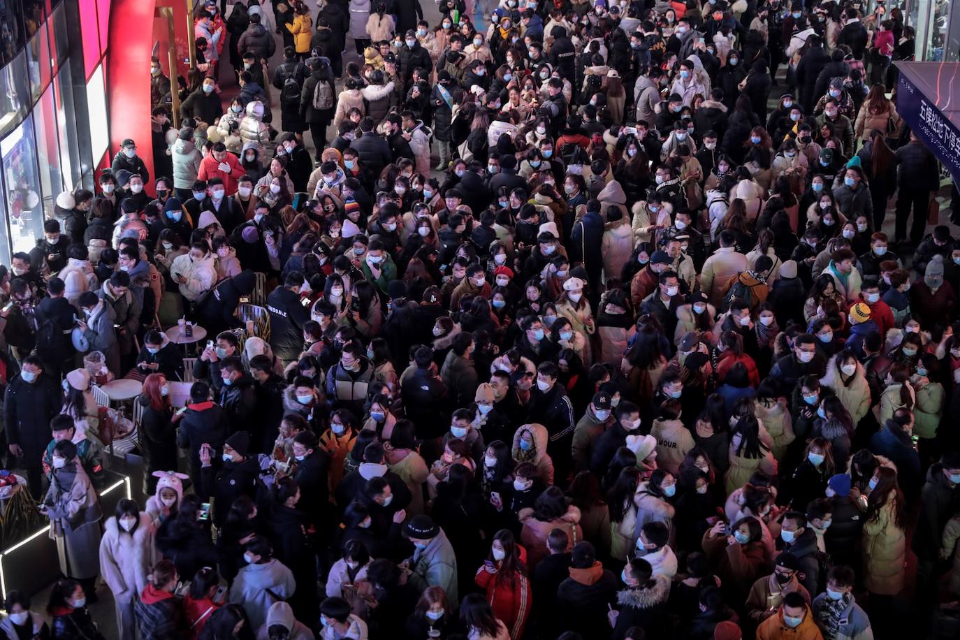 Las calles de Pekin abarrotadas por la fiesta.