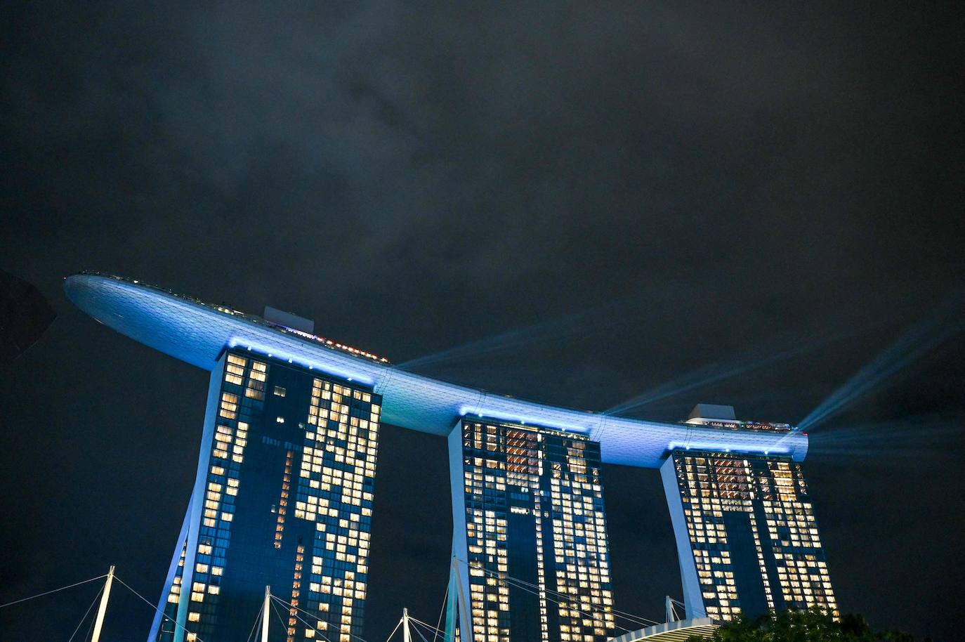 Rascacielos iluminados con el inicio del año en Singapur.