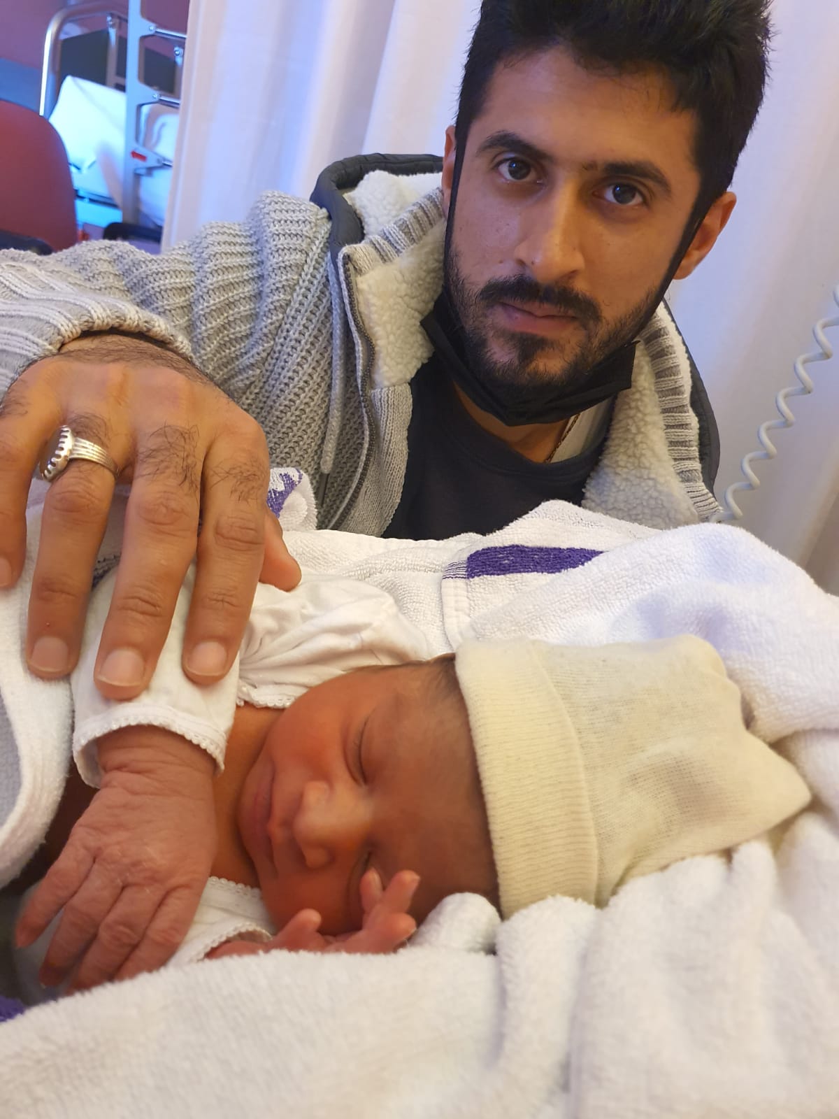 Alyan y Julia, los primeros bebés alaveses han nacido en Txagorritxu poco después de la seis de la mañana