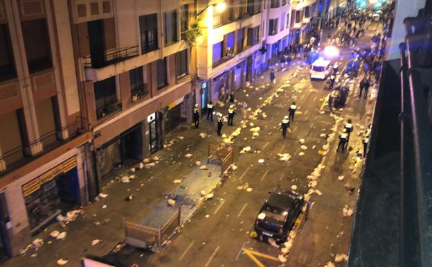 Suciedad en la calle Licenciado Poza tras la fiesta de Año Nuevo. 