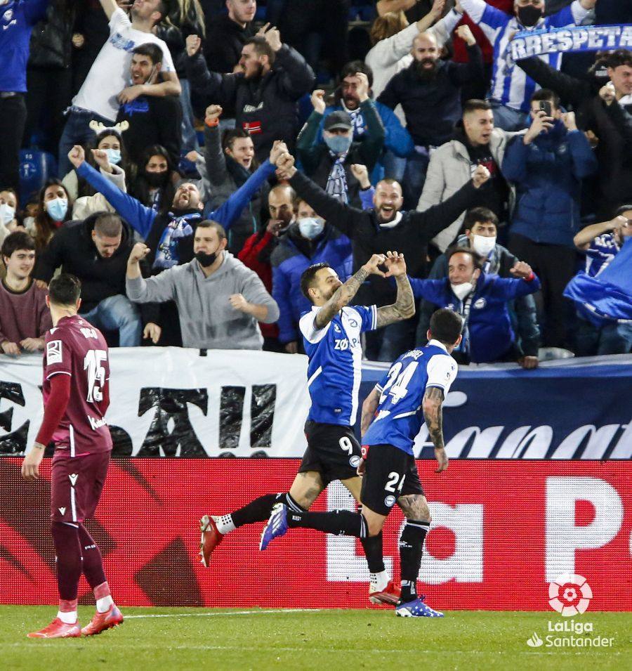 Fotos: Las mejores imágenes del derbi Alavés-Real Sociedad