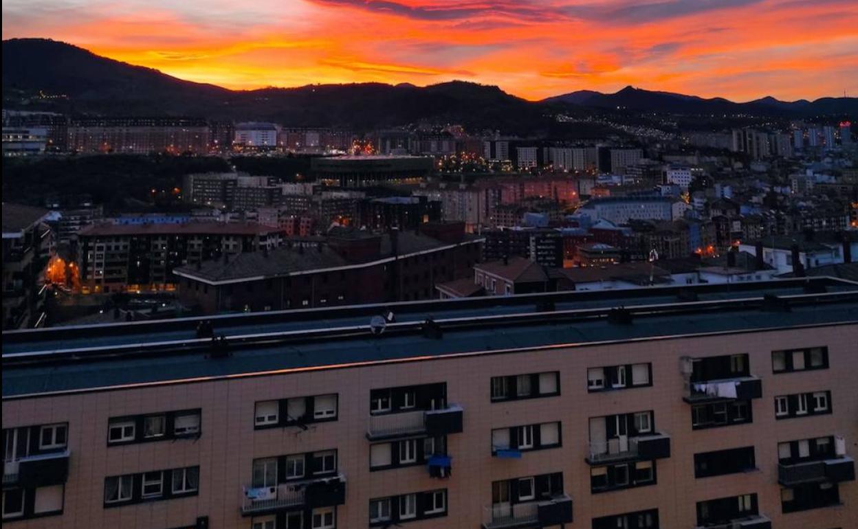 Imagen del cielo al anochecer en Bilbao este lunes. 