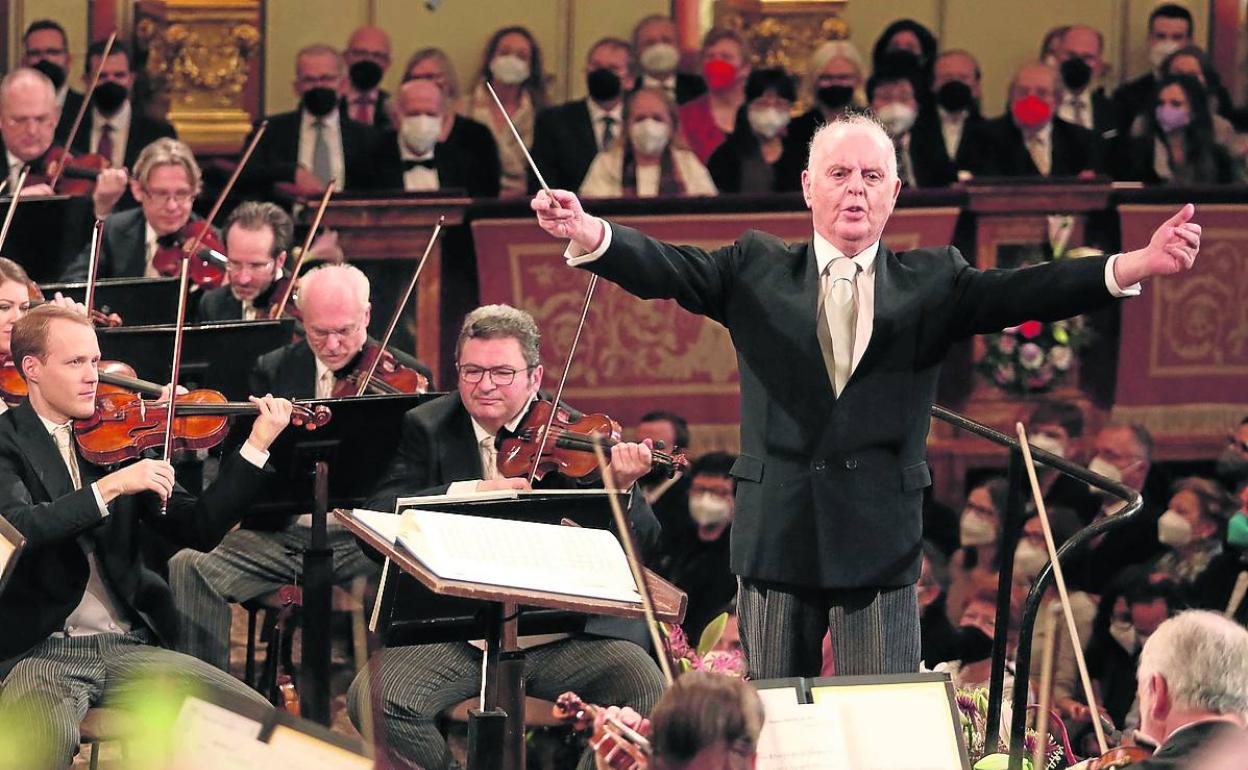 Daniel Barenboim dirige a la Filarmónica de Viena en el Concierto de Año Nuevo. 