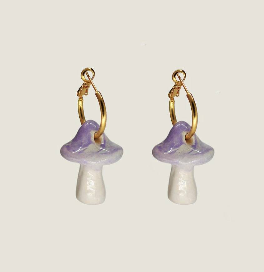 De las mariposas a los 'perretxikos' en los que habitaban las hadas en los cuentos. Una creación también de Sonia Castán para su firma de joyas Kéyah. Cuestan 49 euros. 