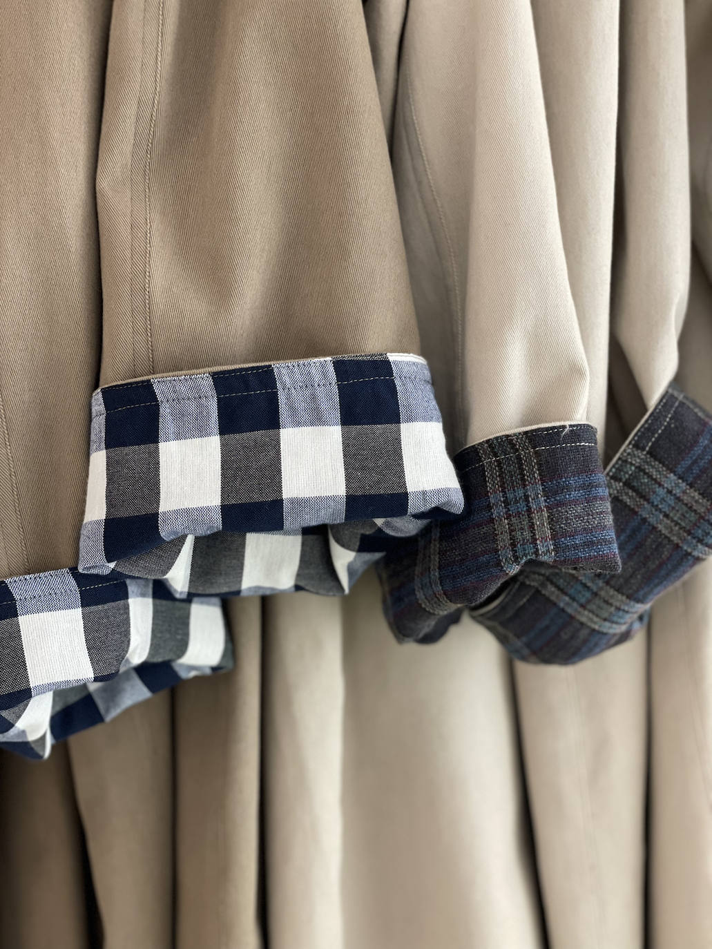 Se trata de la auténtica gabardina de Bilbao. Es clásica en su esencia, moderna en los pequeños detalles. Incorpora unos tirantes para poder retirarla sobre la espalda. Son una creación lanzada por Lore Belaza y Ane Miren Zalbidegoitia para su firma Gabardina, una marca sostenible y estilosa que homenajea a esta prenda tan característica del armario bilbaíno. Se pueden adquirir en Belaza Gallery, una tienda de moda, objetos curiosos y sala de exposición situada en el corazón de Bilbao, en la plaza de Arriquíbar 5.