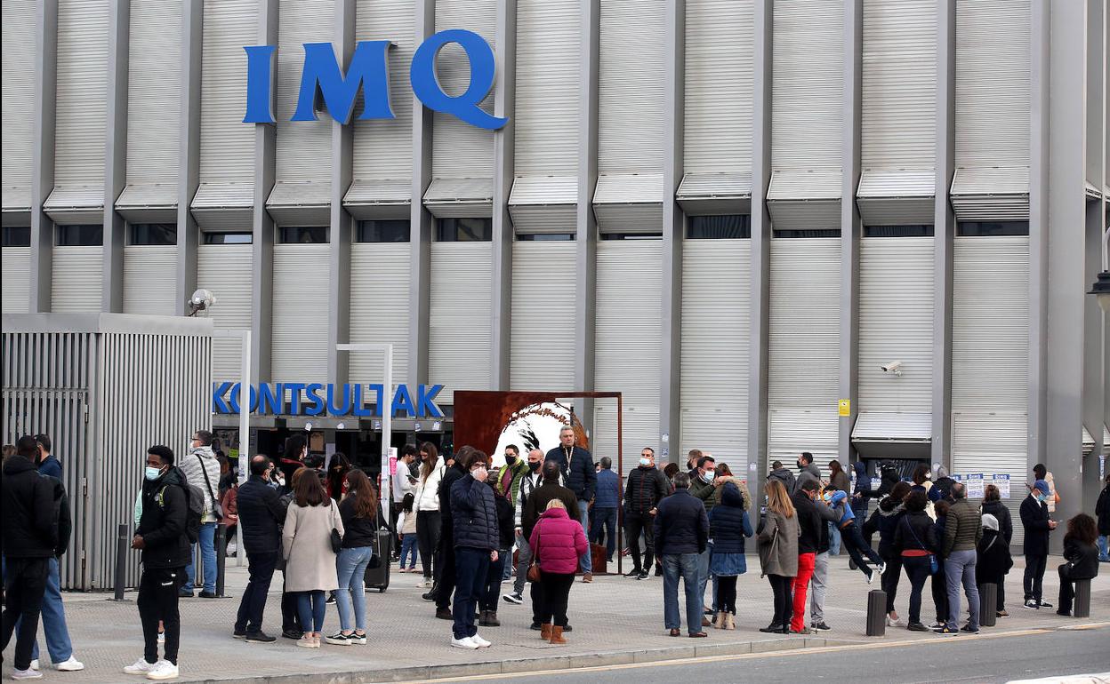 Largas colas en la clinica IMQ Zorrotzaurre para realizarse prueba de antigenos o PCR, el día después de Navidad