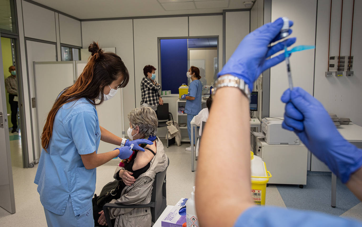 Vacunación en el hospital de Gernika. 