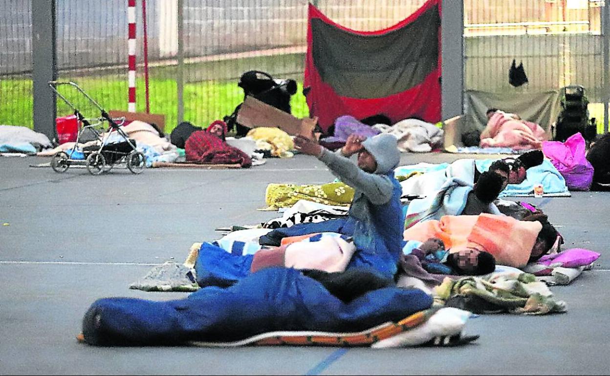 Una veintena de personas sin hogar dormían habitualmente en la cancha. 