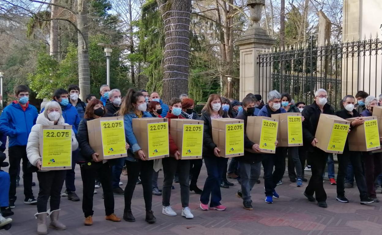 Los promotores han entregado en el Parlamento vasco 22.075 firmas que respaldan su iniciativa por una renta básica incondicional