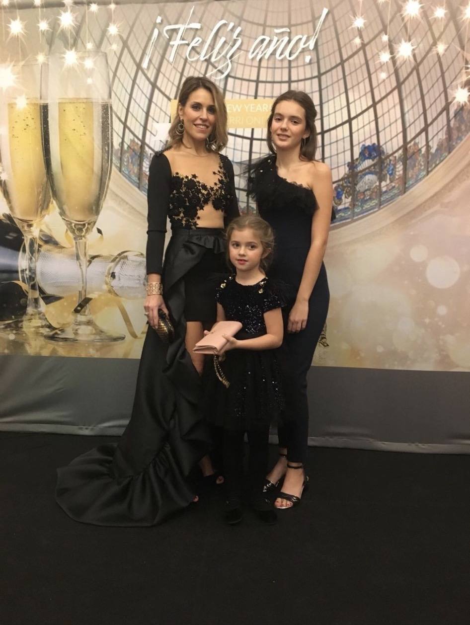Fotos: Una madre y sus dos hijas bilbaínas llevan 10 años vistiendo (a juego) de Alicia Rueda en Nochevieja