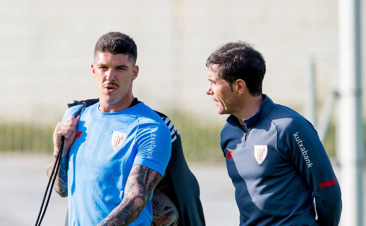 Ander Capa charla con Marcelino en Lezama.