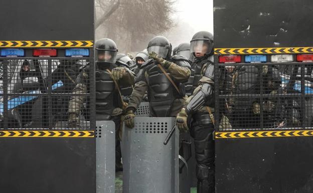 Barrera de las fuerzas de seguridad ante las protestas. 