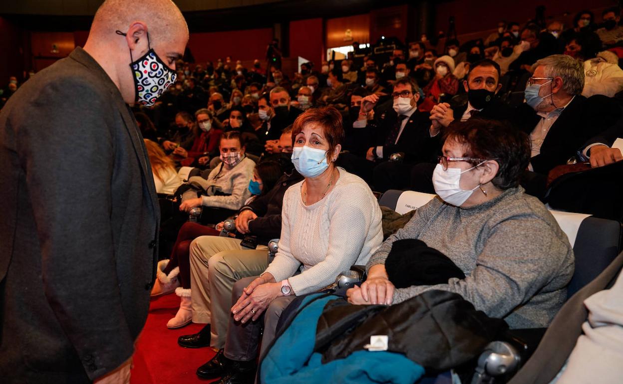 El secretario general de CC OO, Unai Sordo, saluda a varios familiares de los afiliados que fueron asesinados por ETA en un acto reciente en Vitoria