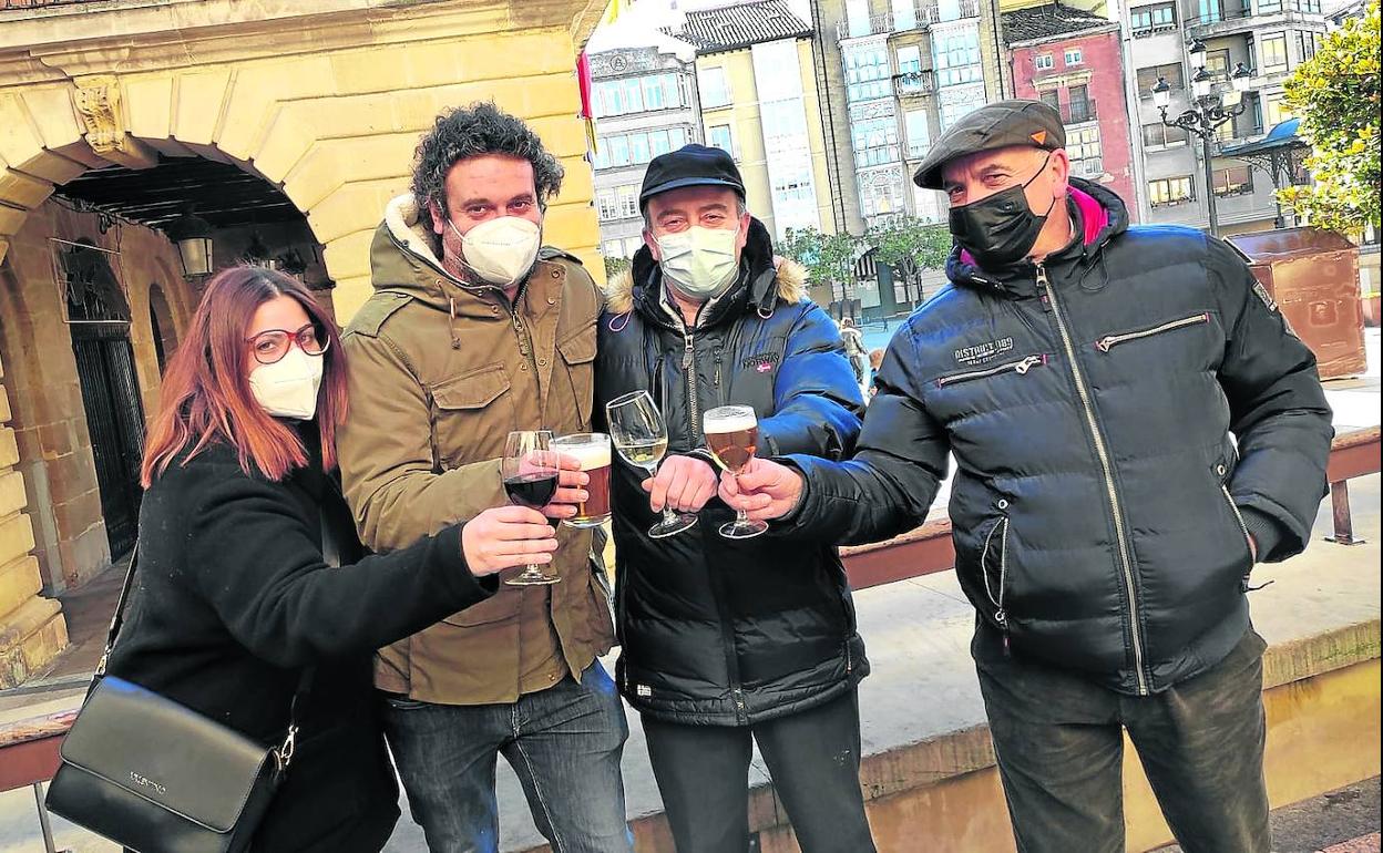 Gonzalo, tercero por la izquierda, celebra su suerte con su familia en la Paz.