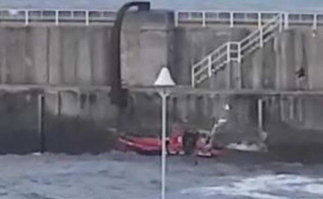 La embarcación de Cruz Roja, durante las labores de rescate de los jóvenes en Luarca