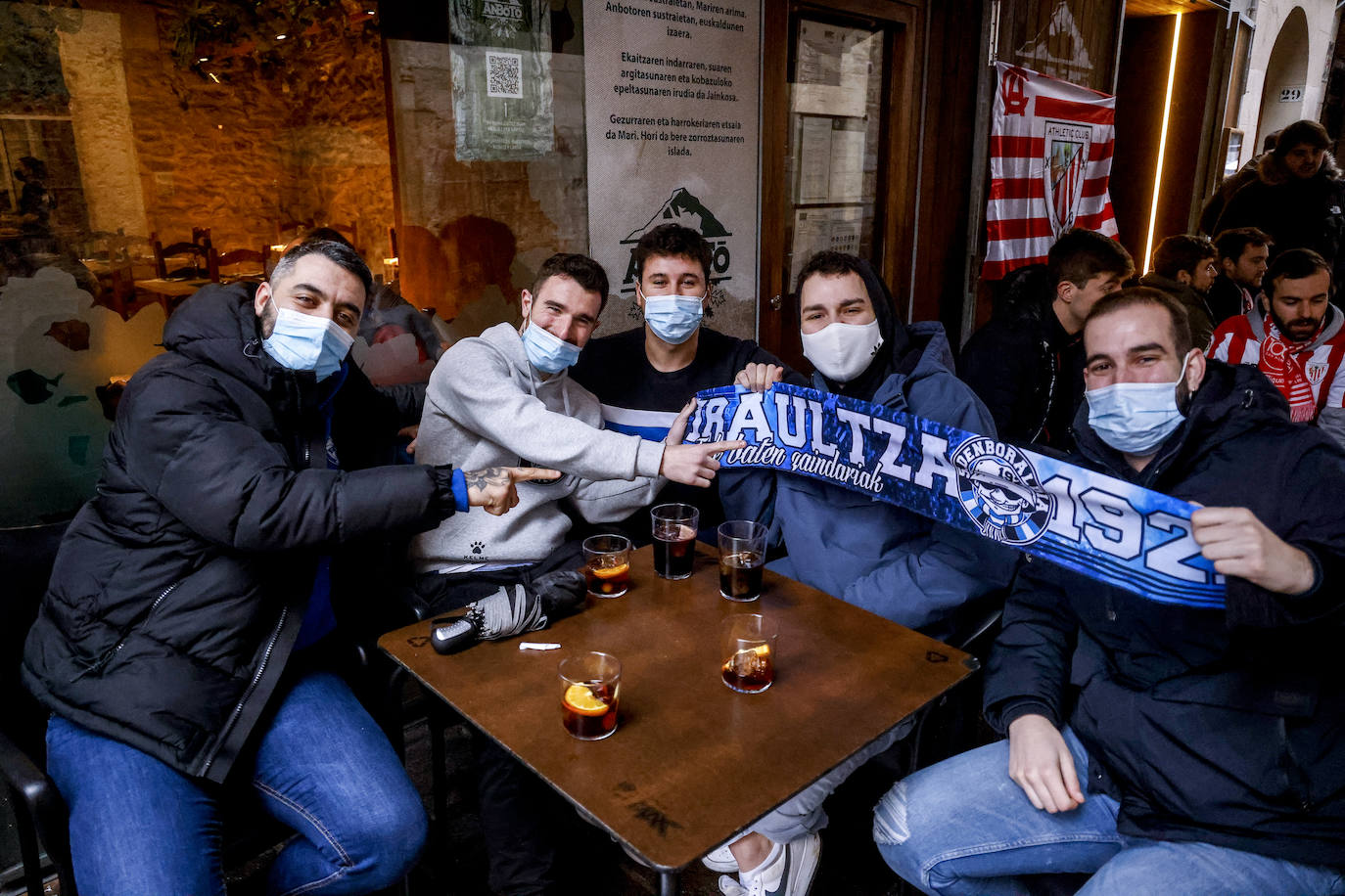 Fotos: Ambiente previo al Alavés - Athletic en el Casco Viejo de Vitoria