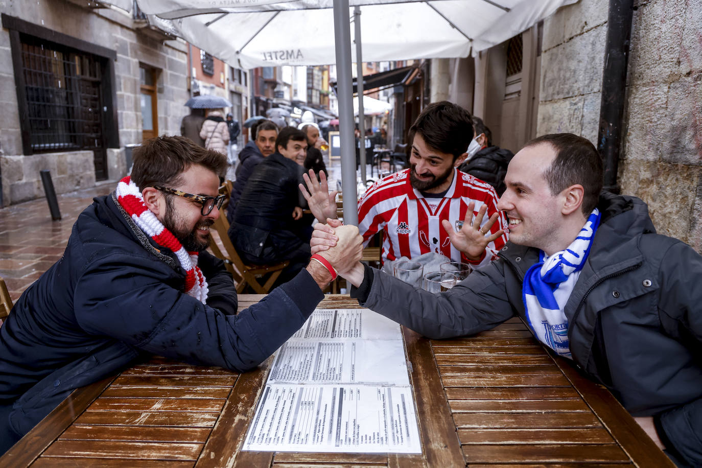 Fotos: Ambiente previo al Alavés - Athletic en el Casco Viejo de Vitoria