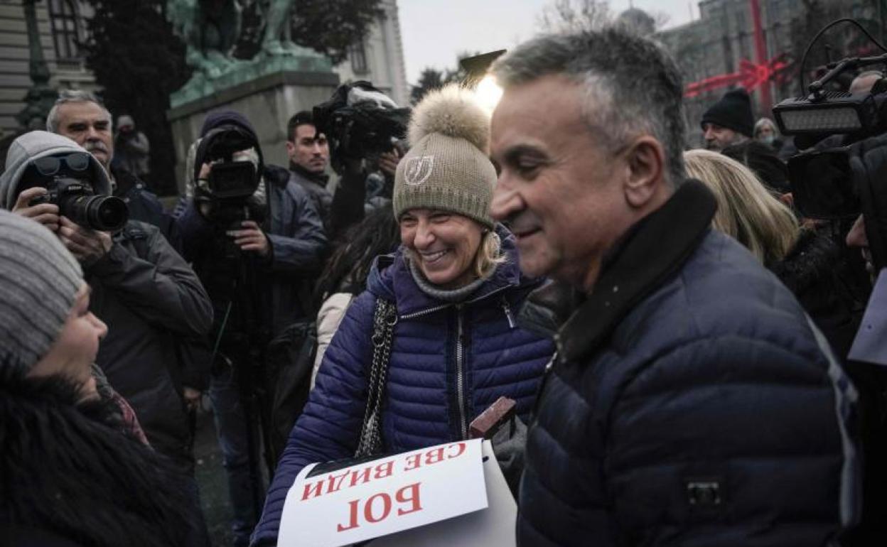 Los padres del tenista le acompañaron en la rueda de prensa.