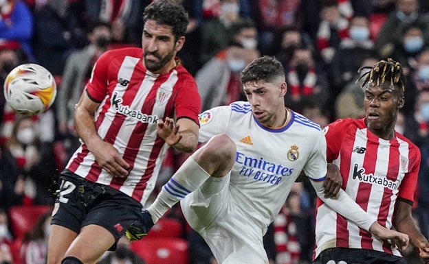 Raúl García pelea por un balón con el madridista Fede Valverde, con Nico Williams pendiente. 