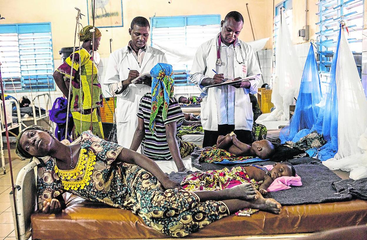 Una mujer yace exhausta en un centro sanitario de Batangafo, en la República Centroafricana (2013).