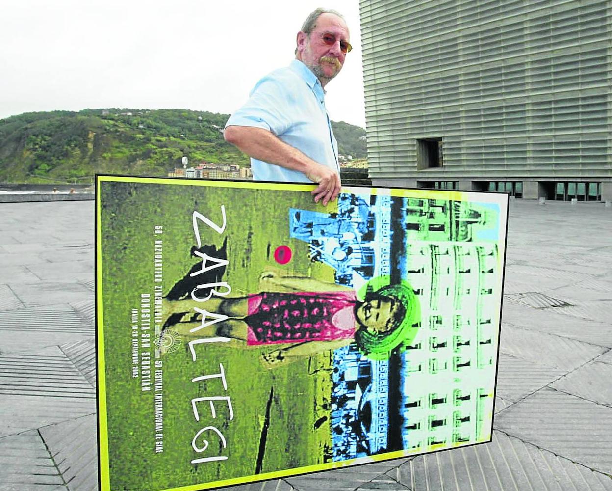 Herrero Velarde, con el cartel de Zabaltegi de la 50 edición. 