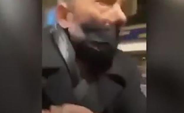 Una de las víctimas, arrastrada desde el coche por uno de los hombres.