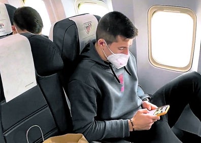 Imagen secundaria 1 - Arriba, los rojiblancos llegaron ya de noche a la capital saudí. Abajo, a la izquierda, los jugadores ocuparon las primera filas del avión. A la derecha, Nico Williams se dirige al autobús que les llevaría hasta el hotel en el que se hospedarán en Riad.