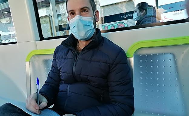 Víctor Montero toma notas durante el viaje.