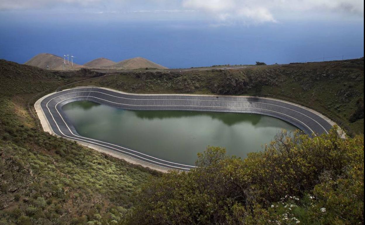 El Hierro, en Canarias, utiliza una central hidroeléctrica de bombeo para su suministro.