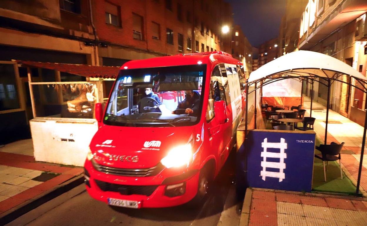 La reincorporación al tráfico de Arenal o Ramón y Cajal también dificulta el cumplimiento del horario. 