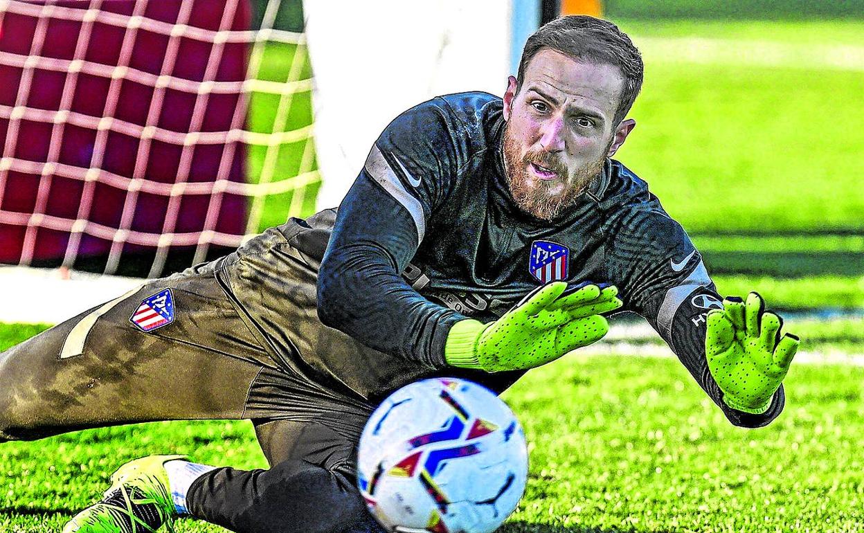 Jan Oblak realiza una parada durante un entrenamiento. 