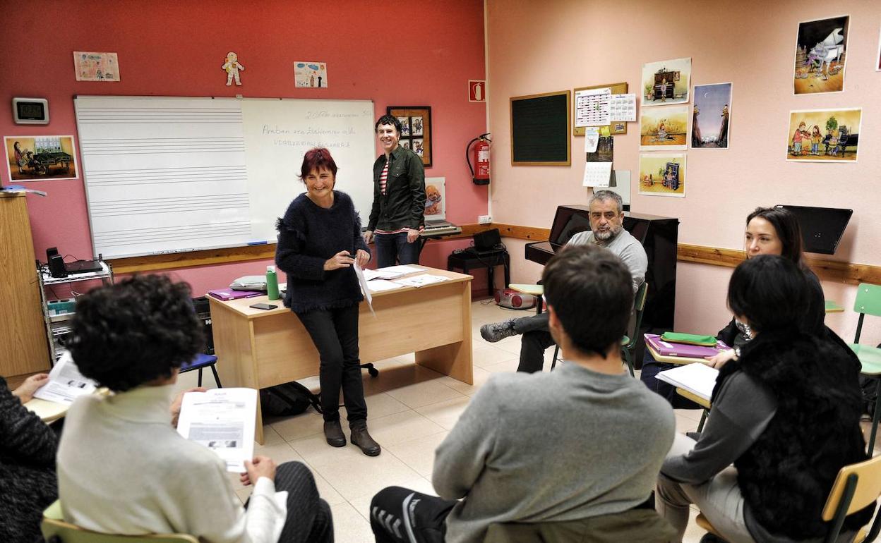 Profesores asisten a un euskategi en Vitoria.