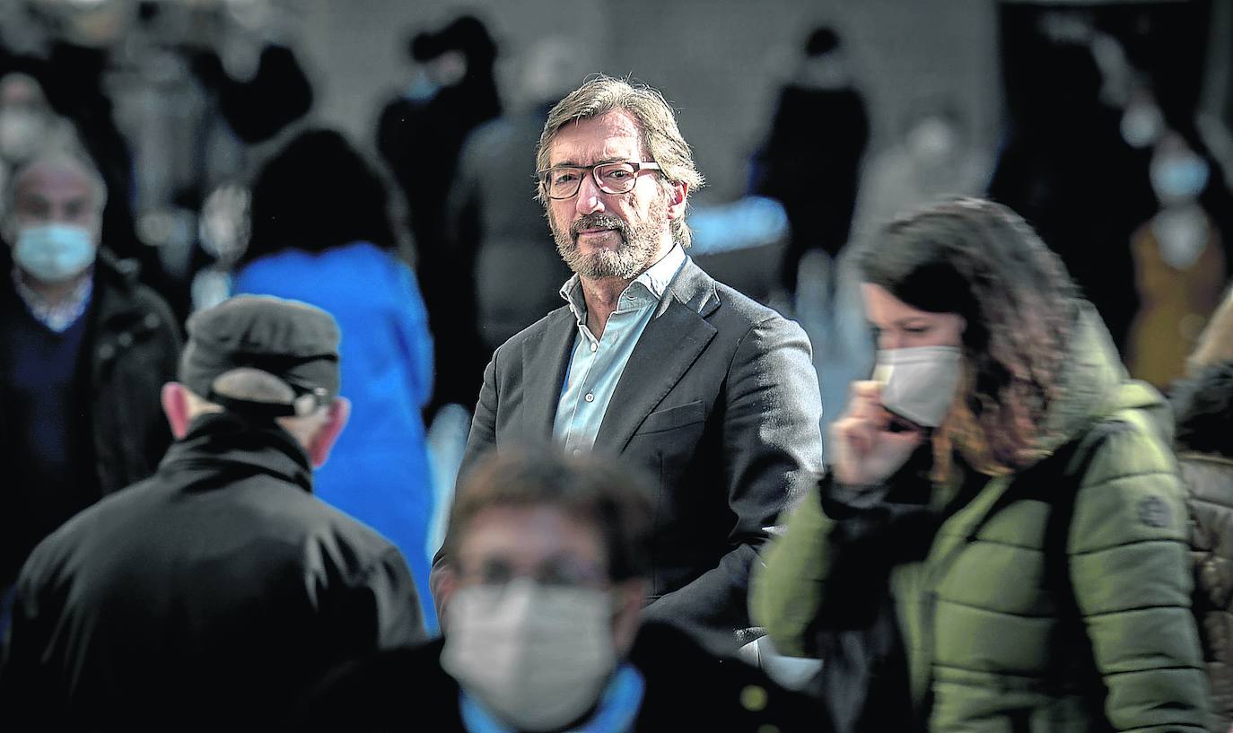 Iñaki Oyarzábal, presidente del PP en Álava y portavoz en Juntas Generales, en la calle Postas. 